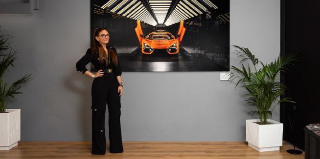 roda摄制的作品集"inside lamborghini",展示了兰博基尼工厂内部令人